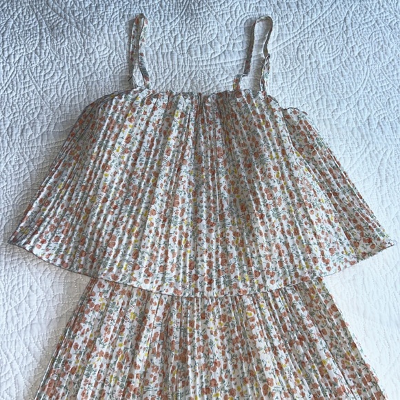 Gorgeous, floral, pleaded jumpsuit size medium - Picture 7 of 11